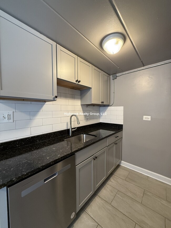 Building Photo - 9630 Ivanhoe Ave