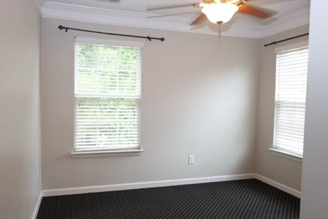 Building Photo - Charming 2-story Townhome