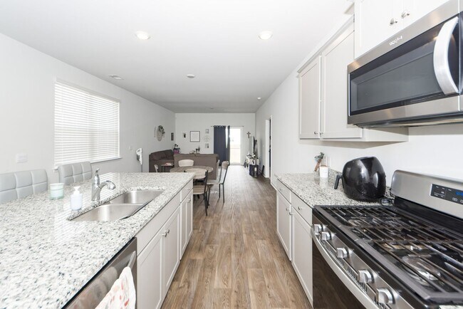 Building Photo - 3 Bedroom 2 Bath Home in Cane Bay Plantation - Summerville