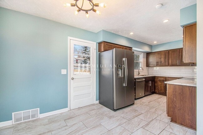 Building Photo - WESTGATE UPDATED RANCH