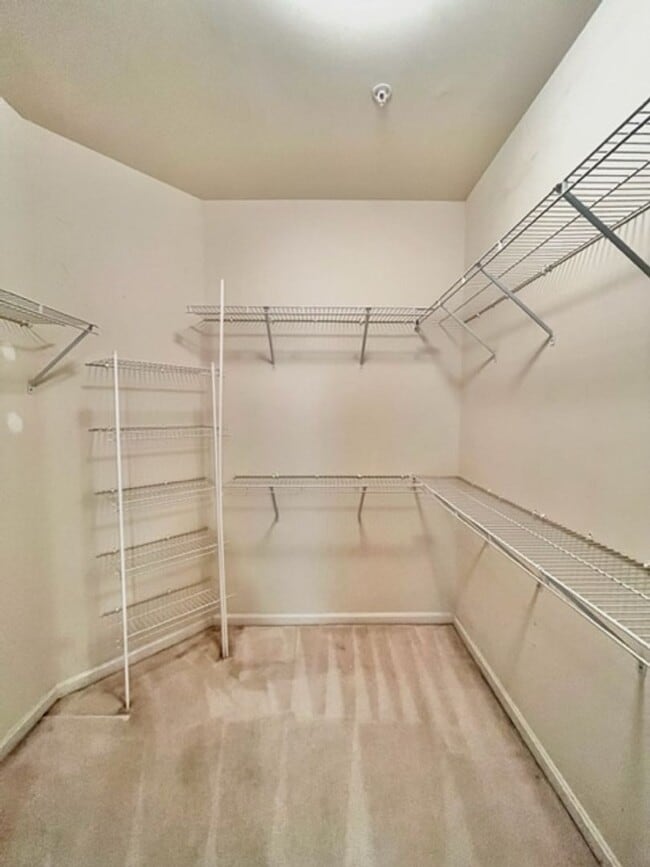 Building Photo - Beautiful 3 BR 2 FB condo with its own garage and driveway