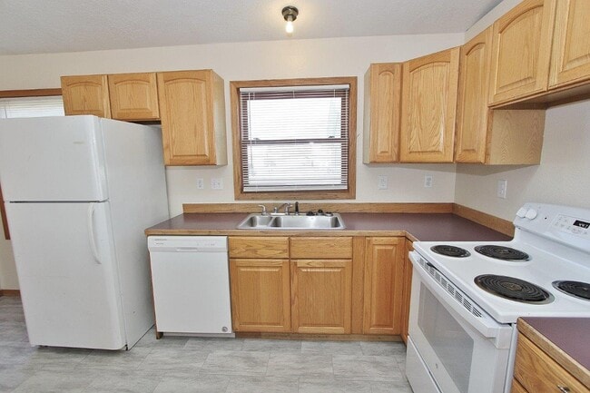 Building Photo - 1020 S Hayes Ave