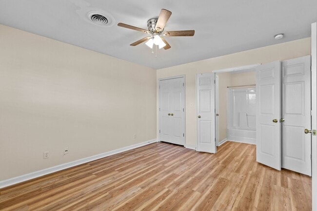 Building Photo - 2 Bedroom, 2 Bath Townhouse for Rent in Kn...