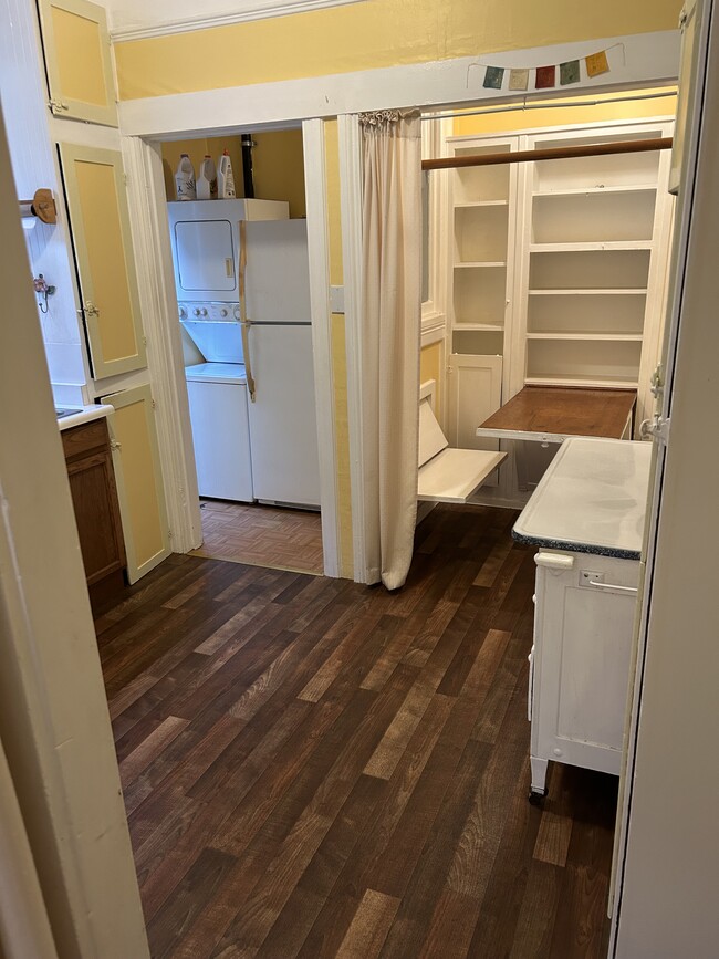 Kitchen with eat-in breakfast nook - 2315 Ward St