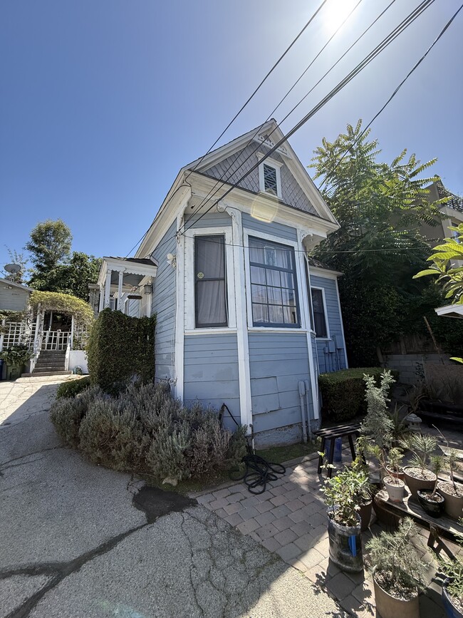 Building Photo - 2914 1/4 Rowena Ave