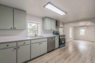 Building Photo - "Charming 2-Bedroom Retreat with Huge Yard...