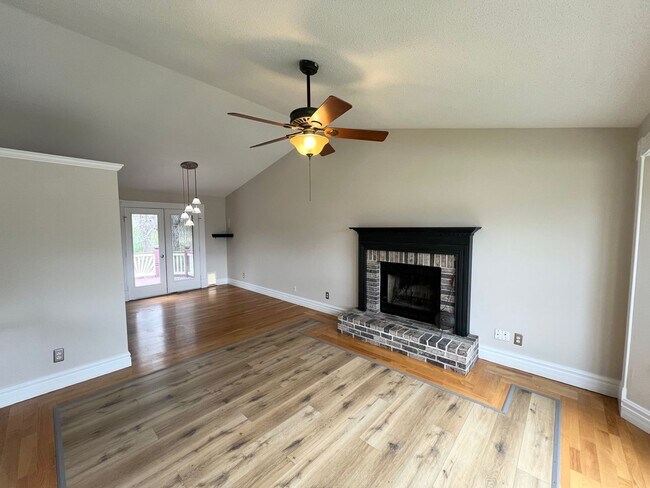 Building Photo - 3 Bedroom 2 Bath Home In the Francis Howel...