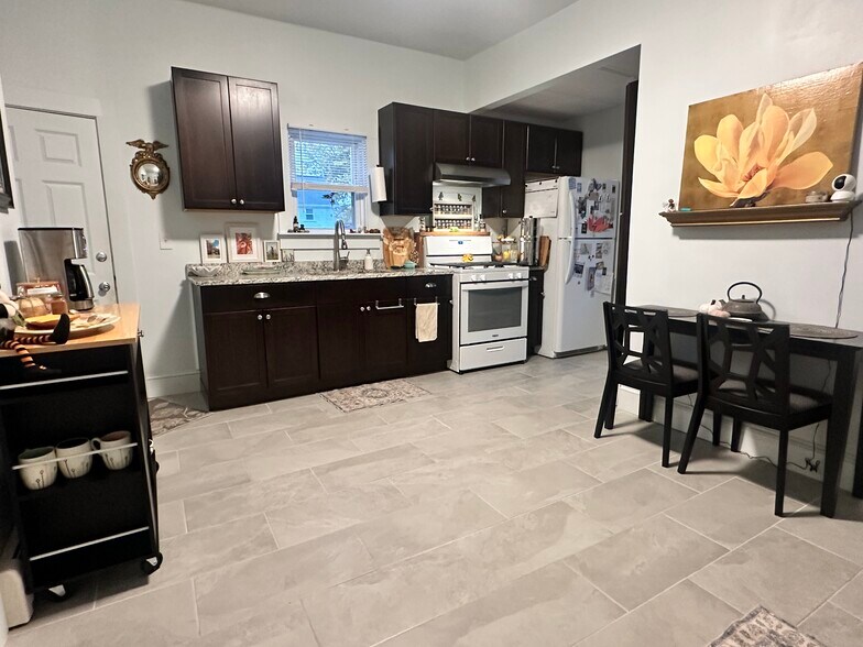 Building Photo - 85 Leonard Ave