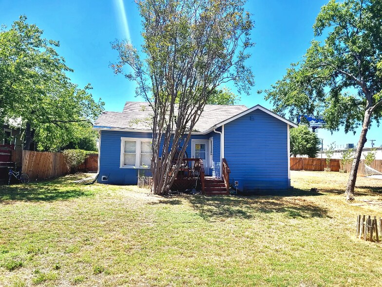 Building Photo - 1211 W Agarita Ave