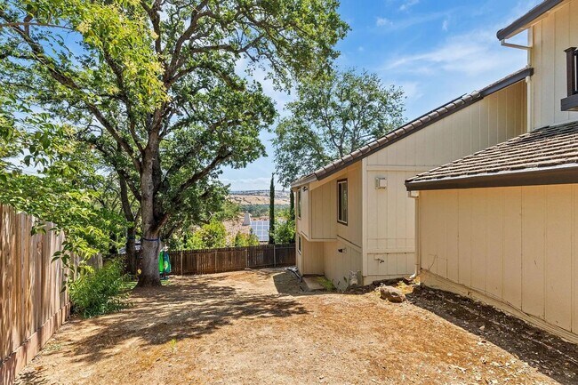 Building Photo - Luxury 5 Bedroom Home with Panoramic Views...