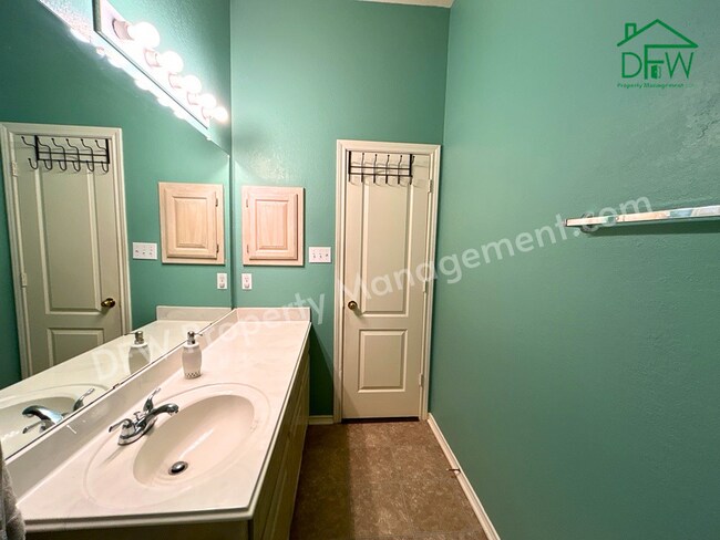 Building Photo - Inviting 3BR/2BA Home with Spacious Backyard for Lease in Fort Worth