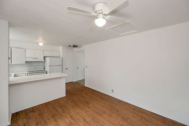 Building Photo - Spacious 2 Bedroom Duplex In West Valley City