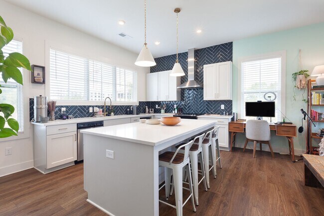Building Photo - Stylish End-Unit Townhome Minutes From Gra...