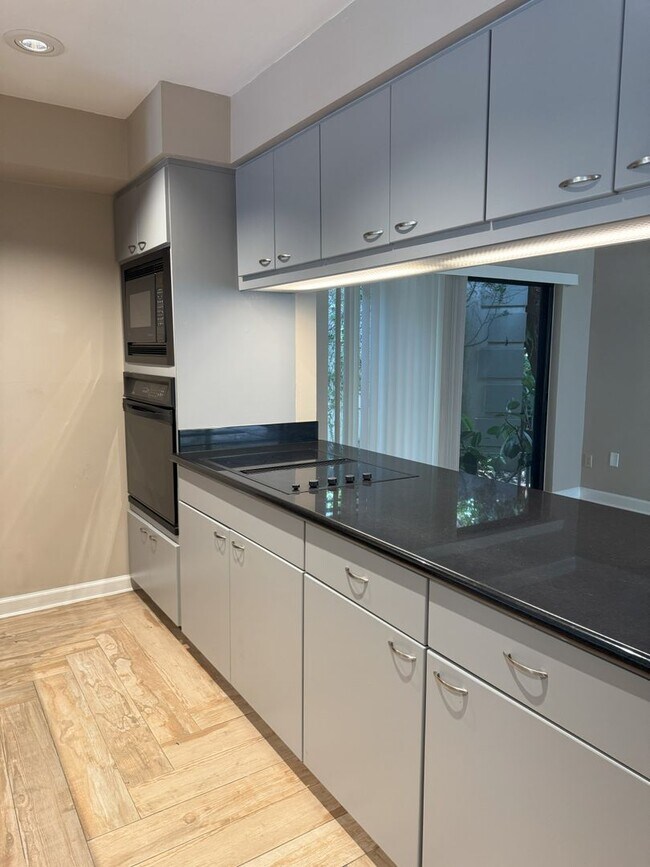 Building Photo - Beautifully updated 2 bedroom 2.5 bath townhome in highly desirable Lake Ivanhoe!