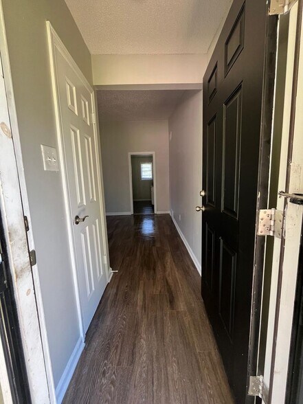 Building Photo - 708 Mohawk Ave