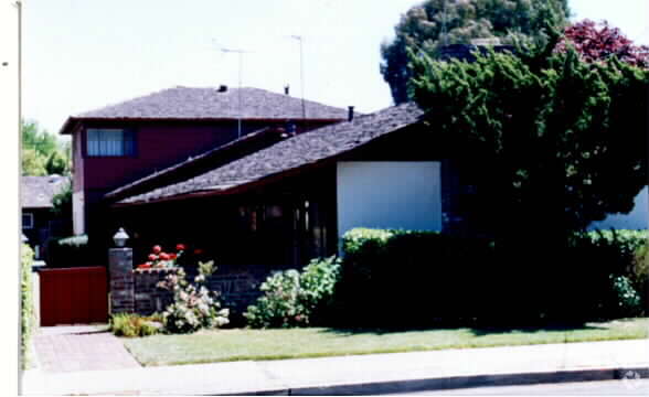 Building Photo - 699 Roble Ave