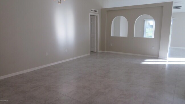 Building Photo - 1777 Sawgrass Dr SW