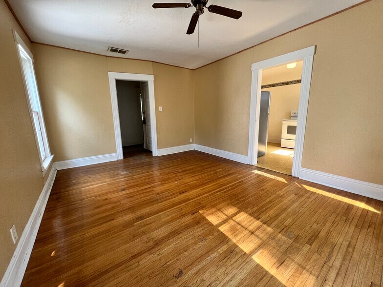 Living Room - 900 W Parker St