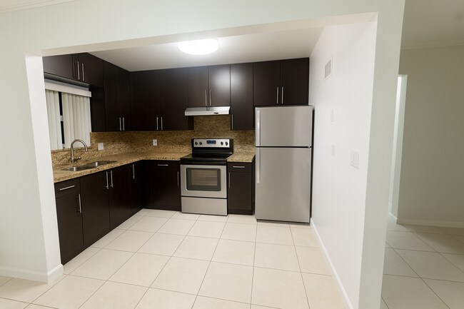 Building Photo - 314 S Luna Ct Hollywood, FL 33021