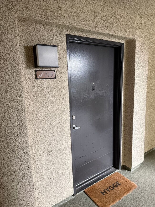 Building Photo - Modern 1BD/1BA Condo at The Met Warner Center! Ready for Move-In!