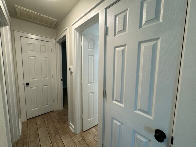 Building Photo - 2316 Andover Dr