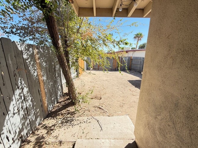 Building Photo - 305 Oasis Dr