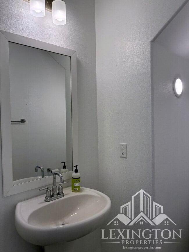Building Photo - Beautiful Modern, 3BD/2.5BA Home in Rancho...