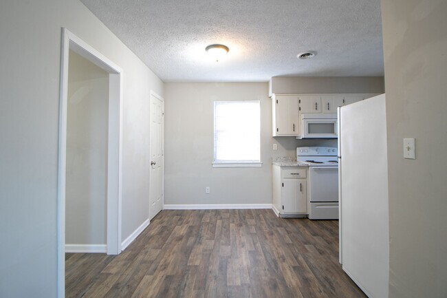 Building Photo - 9-409 Thompsonville Ln