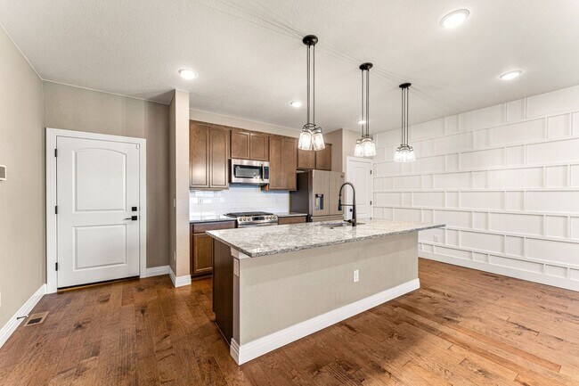 Building Photo - Modern Townhome in Commerce City!