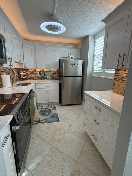 Kitchen - 7560 Bay Island Dr S