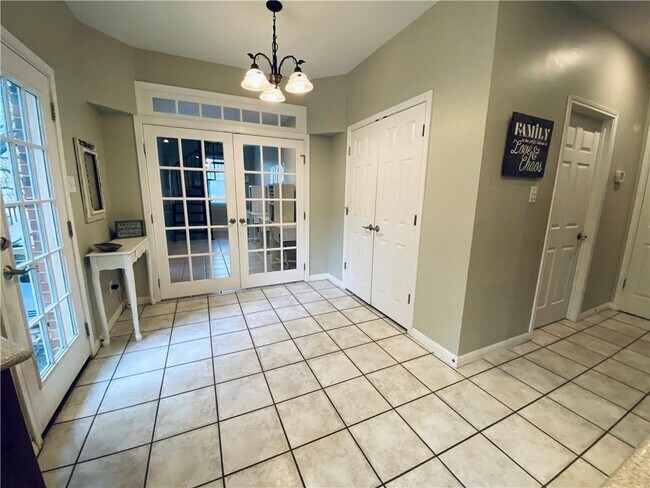 Building Photo - 10025 Circleview Dr