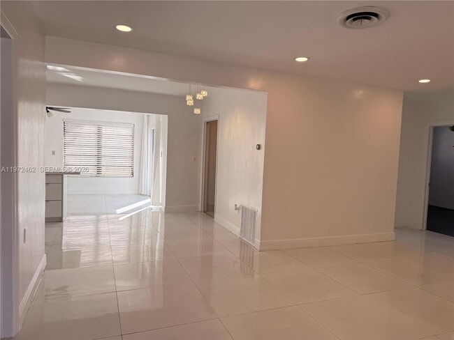 Building Photo - 2813 Bahama Dr