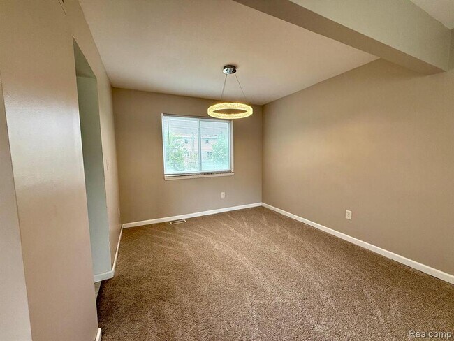 Building Photo - 1625 Lakewood Dr