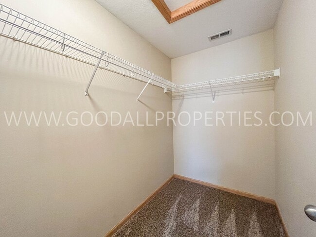 Building Photo - Wonderful Special, Wont Last!!  2 Bedroom, 2.5 Bath Townhome in Urbandale