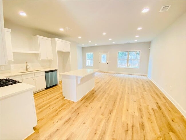 Building Photo - 1095 N Village Dr