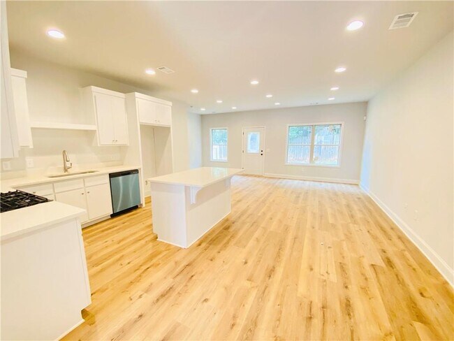 Building Photo - 1099 N Village Dr