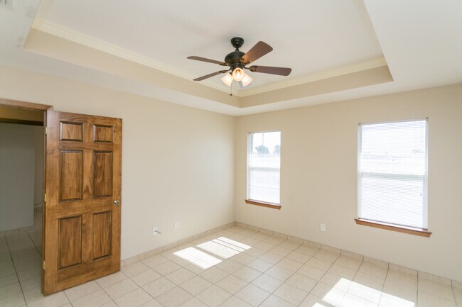 Building Photo - 16111 Rolling Meadows Dr