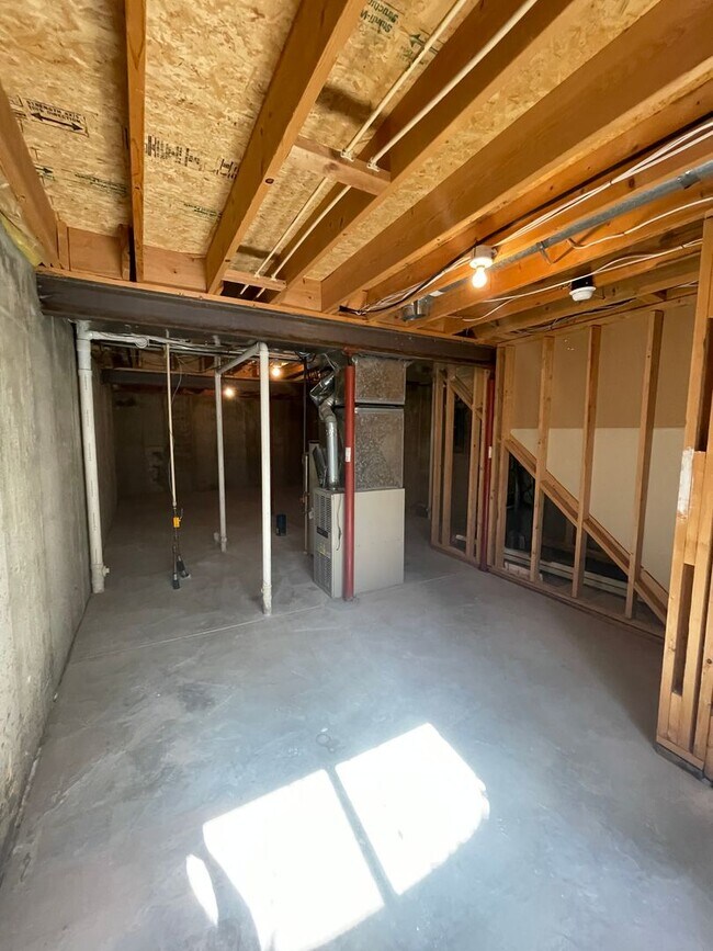 Building Photo - 2900 Ross Dr
