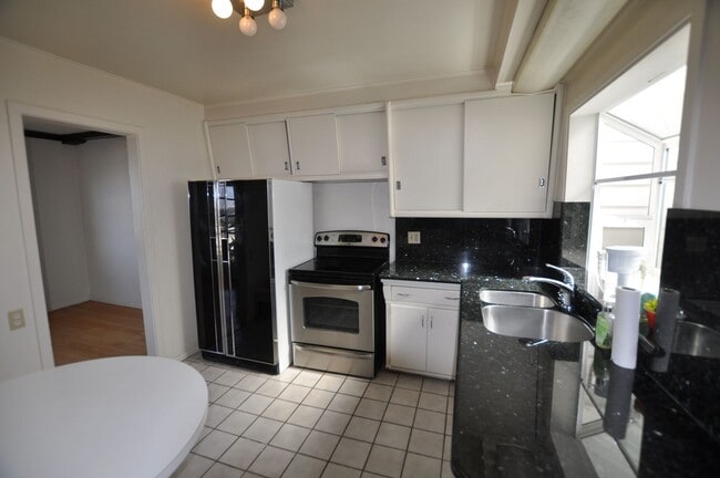 Building Photo - 1026 Kirkham St