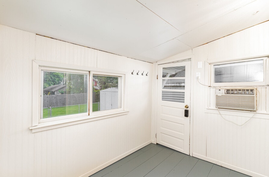 Building Photo - 1405 S Park St