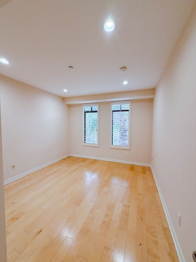 Building Photo - 5625 Crescent Prk W
