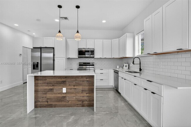 Building Photo - 655 NW 24th Ave