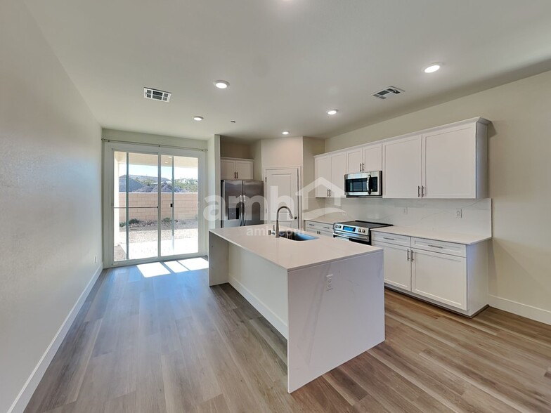 Building Photo - 850 English Primrose St