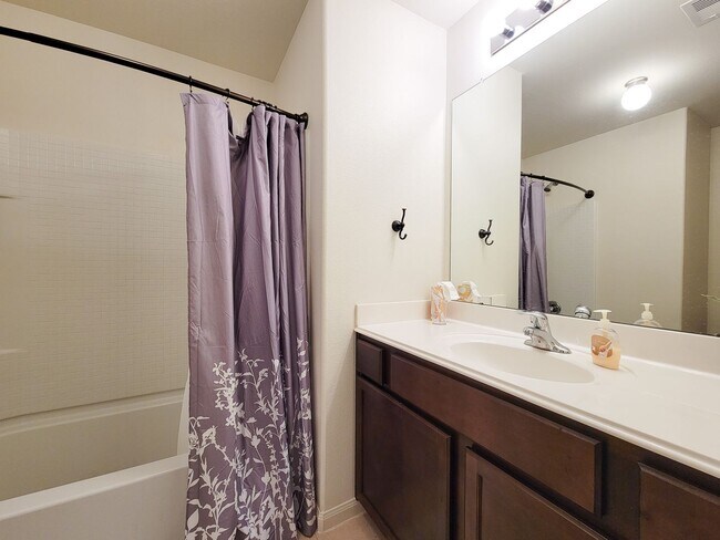 Building Photo - BEAUTIFUL LARGE 1 STORY 3 BEDROOM 2 BATH H...