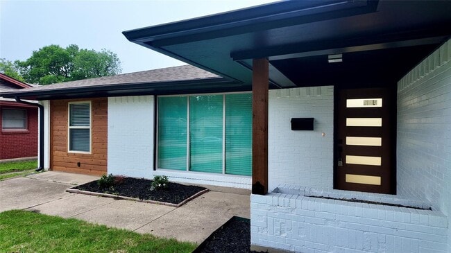 Building Photo - Beautiful Lochwood Gem