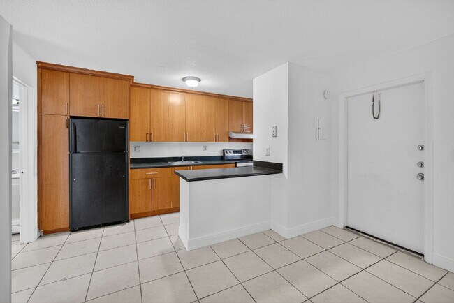 Building Photo - QUICK MOVE IN - FIRST MONTH FREE | Bright & Modern 1-Bedroom Apartment in Prime Oakland Park Loca...