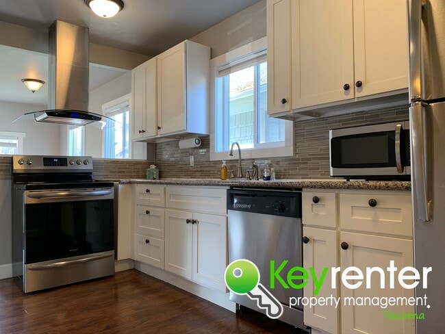 Building Photo - Centrally Located 3Bed/1.5Bath Tacoma Home!