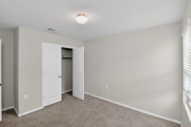 Building Photo - Spacious 3 Bed / 2 Bath w/ Large Kitchen & Natural Light