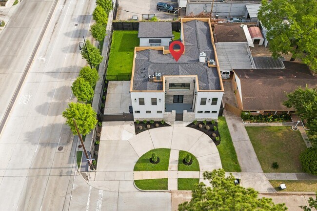 Building Photo - 10070 Cedardale Dr