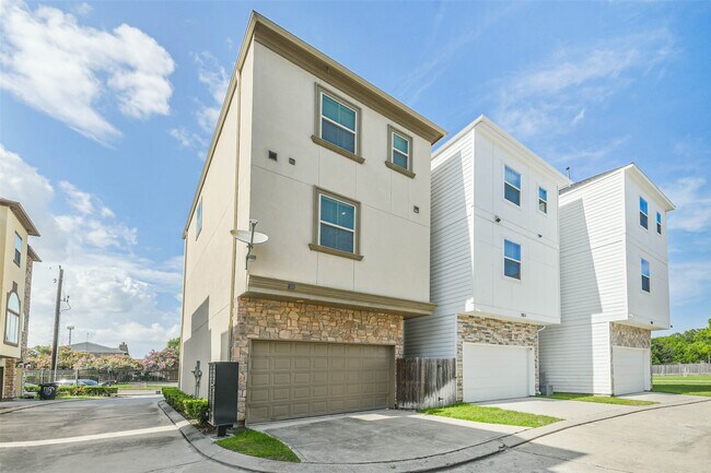 Building Photo - 11115 Olympia Dr